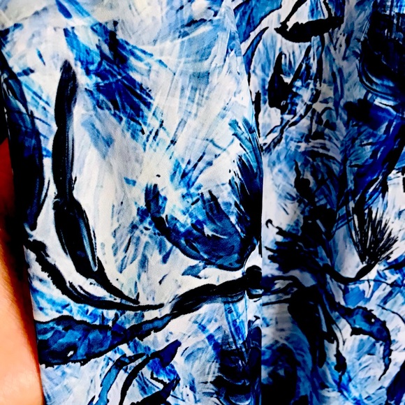 NWOT Massey’s White + Blue Abstract Floral Top - Picture 3 of 3